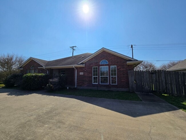 Building Photo - College Station - 3 bedroom / 3 bath - duplex with fenced yard and washer/dryer.