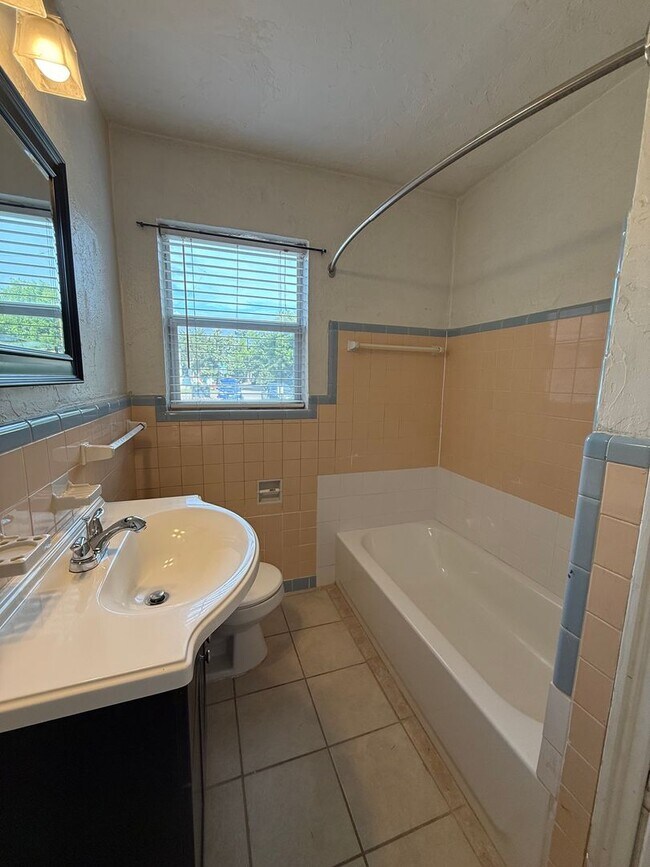 Building Photo - Updated 1-Bedroom in the Heart of the Plaza District