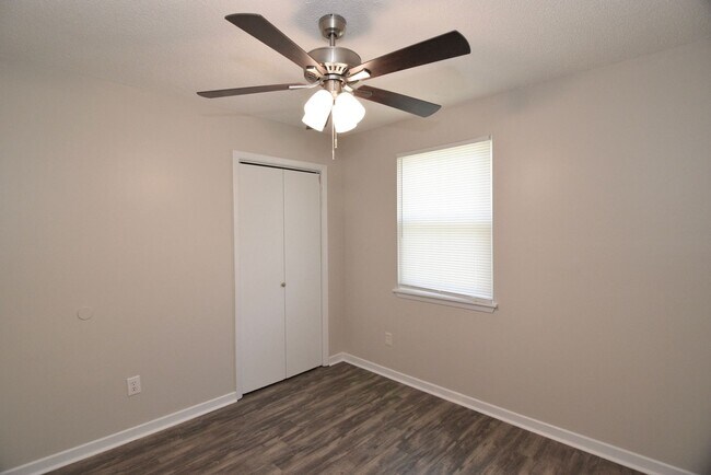 Building Photo - Renovated 3 Bed/2 Bath w/ Large Fenced Back Yard