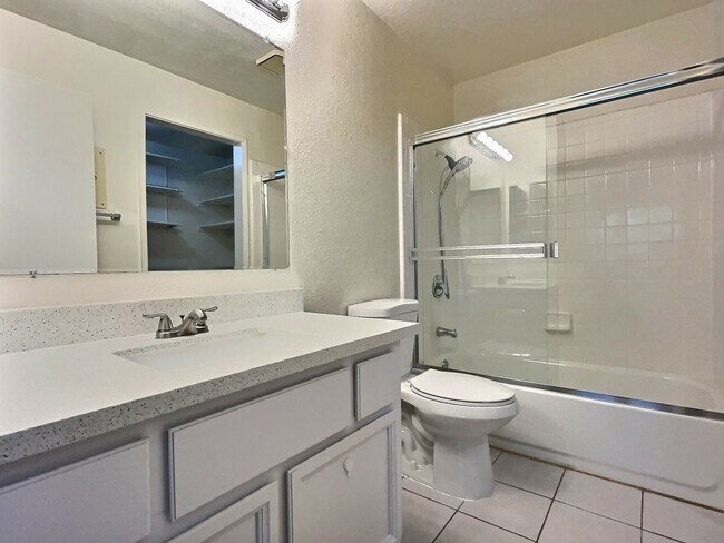 Building Photo - 1 Bed/1 Bath Updated Condo with Great Amen...