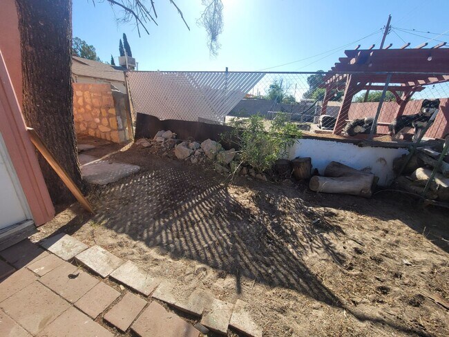 Building Photo - Ready to View!!