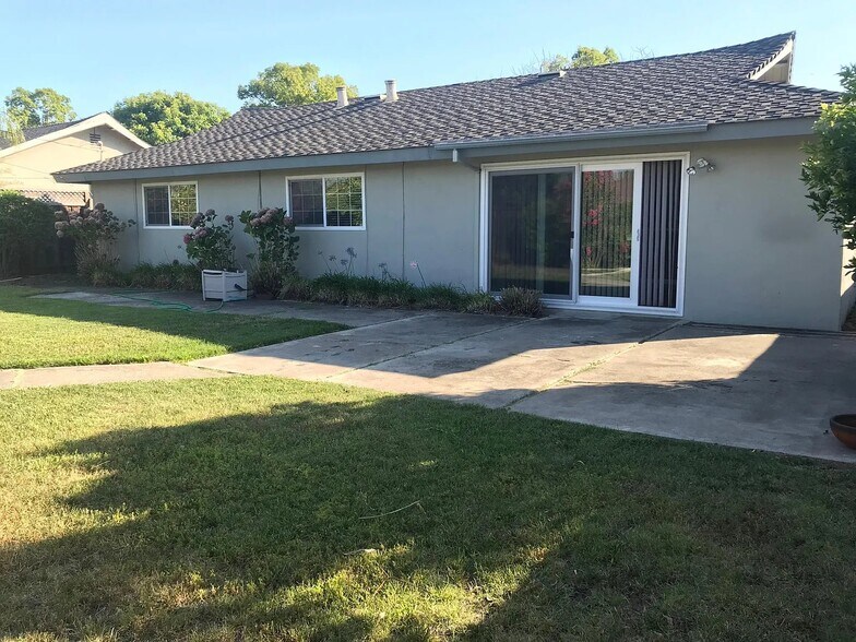 Building Photo - 5564 Yale Dr