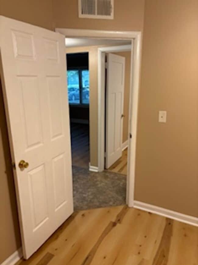 Building Photo - Cute 3 Bedroom, 1.5 Bathroom Home