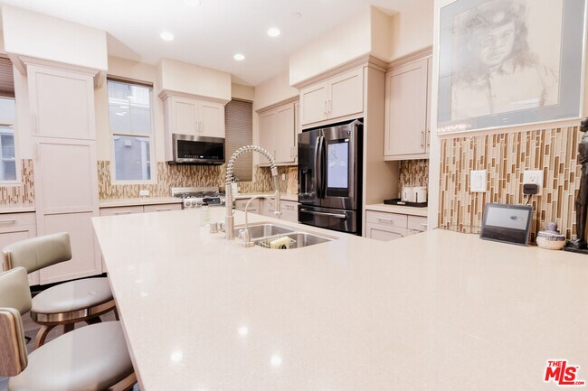 Building Photo - 1245 Wilcox Ave