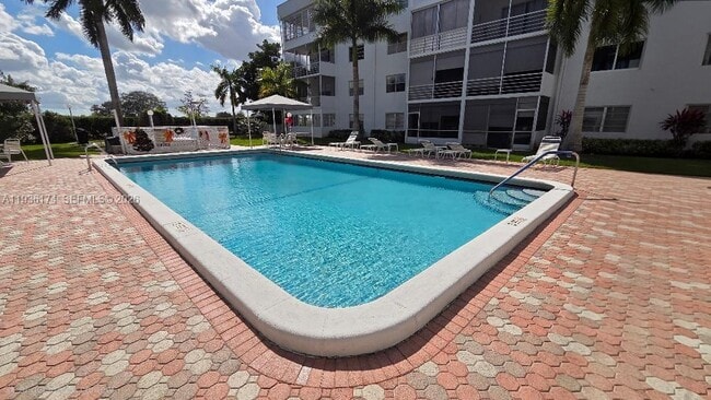 Building Photo - 3000 Sunrise Lakes Dr W