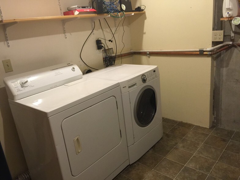 Building Photo - 215 NW Webb St