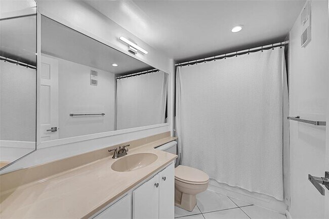 Building Photo - 1703 Whitehall Dr