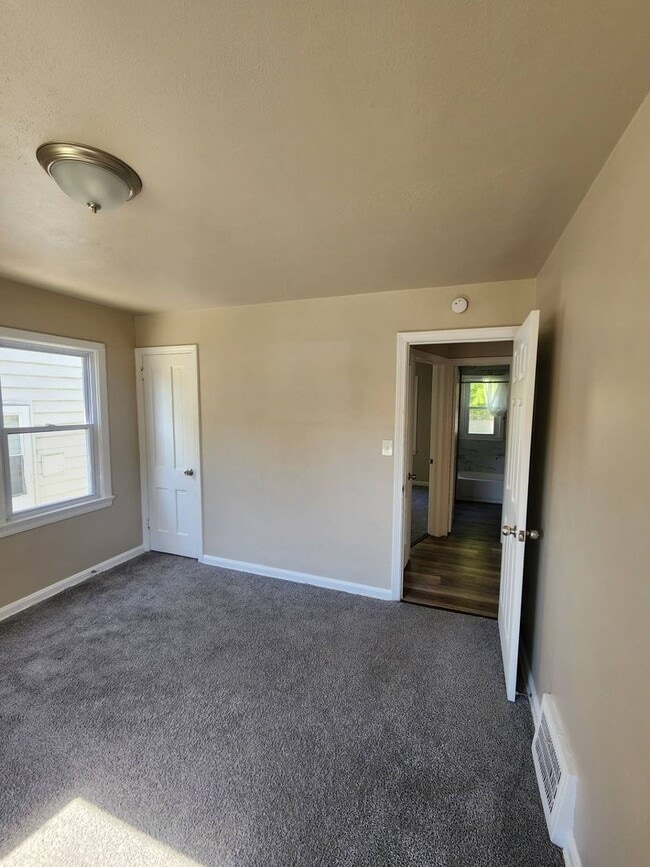 Building Photo - Charming 3-Bedroom Property in Prime Location