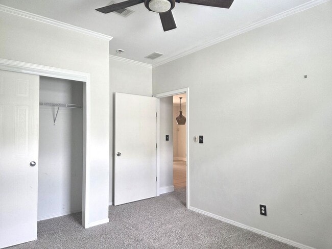 Building Photo - Charming 3/2 Bungalow