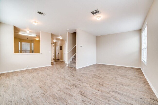 Building Photo - 3 Bedroom/2.5 Bath Heritage Oak Subdivision