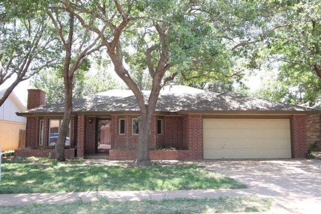 Primary Photo - West Lubbock / Convenient to shopping / En...