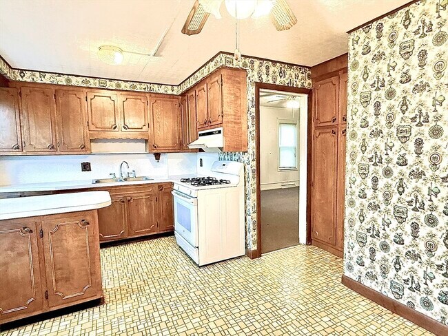 Building Photo - 87 Hathaway St