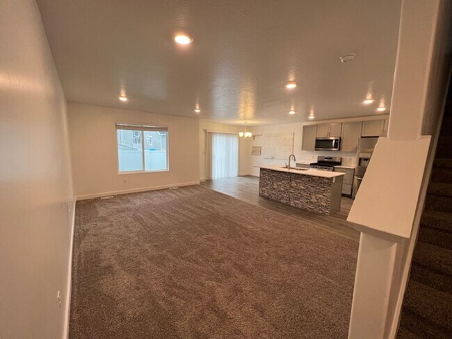 Building Photo - Beautifully Spacious Townhome in Payson, UT  Open house this Saturday 5/9/2026  12-1 pm-  $150 Am...