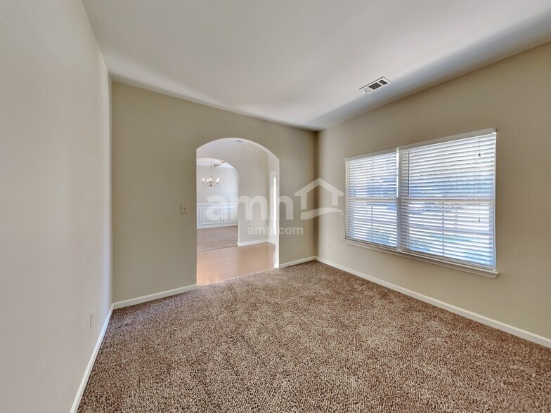 Building Photo - 812 Whitfield Oak Rd