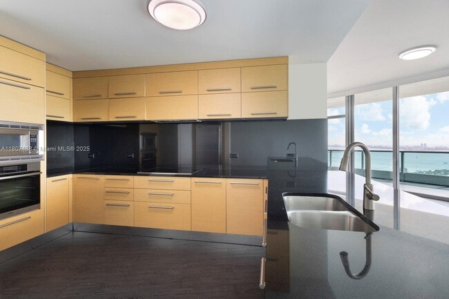 Building Photo - 900 Biscayne Blvd