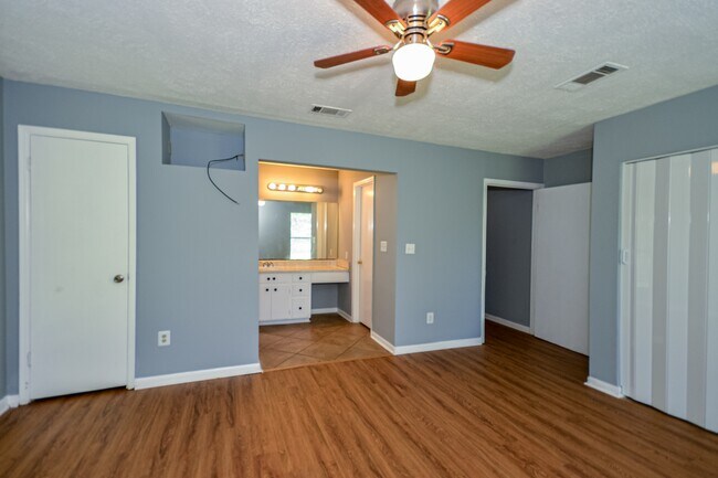 Building Photo - 4244 Sunshine Dr