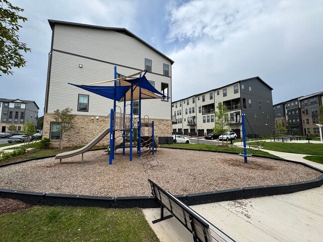 Building Photo - Stylish 3 Bed 2.5 Bath Interior Townhome I...