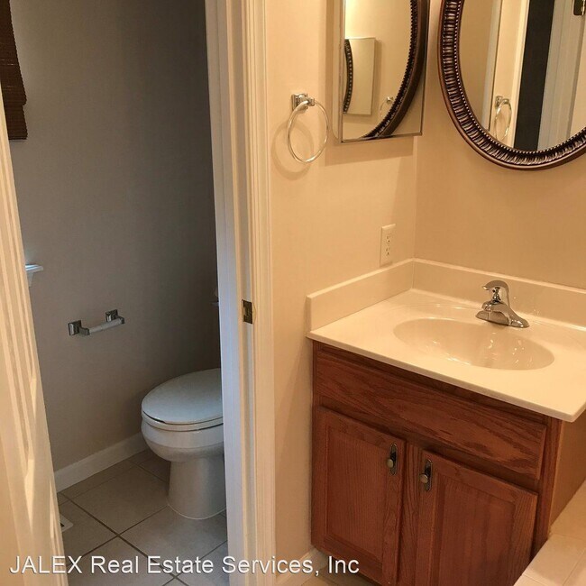 Building Photo - 3 br, 2.5 bath House - 2029 Powell Dr