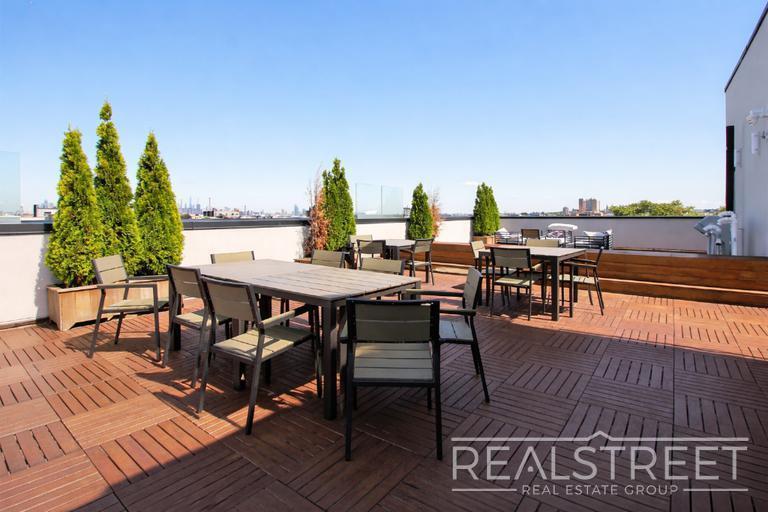 Building Photo - Luxury 2 BR in Bushwick with Balcony & Roof Deck!