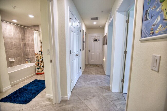 Building Photo - Seasonal Short-Term Coach Home 2-Bedrooms plus den, 2-Bath in Gran Paradiso!