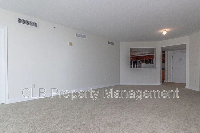 Building Photo - Large 2 bedroom/2 bath condo on the river
