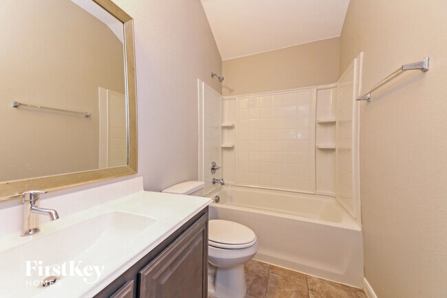 Building Photo - 750 Lowell Dr