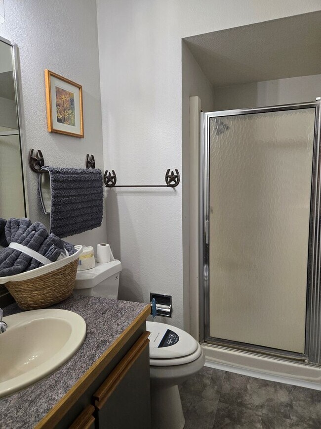 Building Photo - Furnished Four Bedroom Home With Sierra Bl...