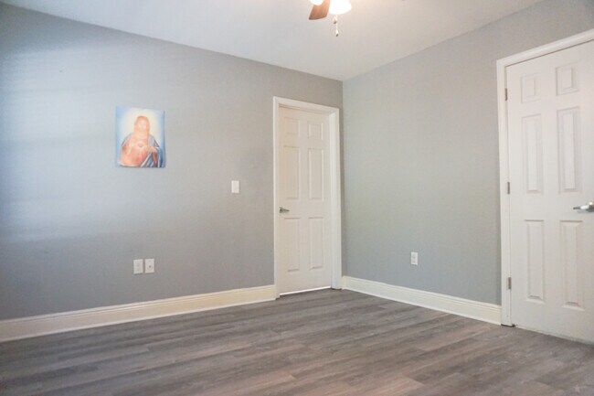 Building Photo - 321 Apple Dr