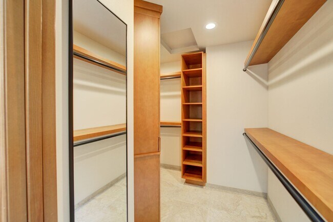 Building Photo - 5bd/3.5ba Bellevue Home