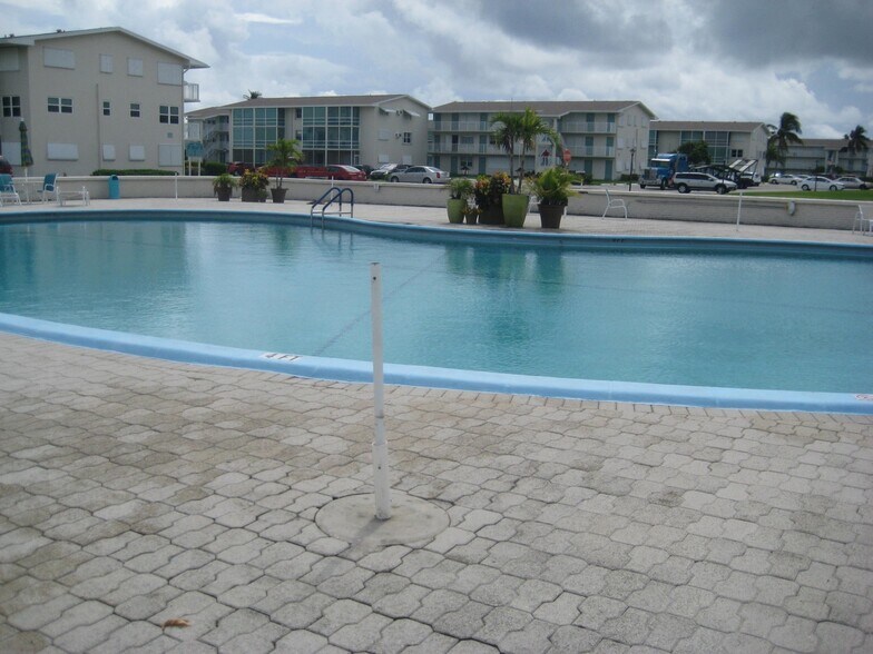 Building Photo - 210 Horizons E