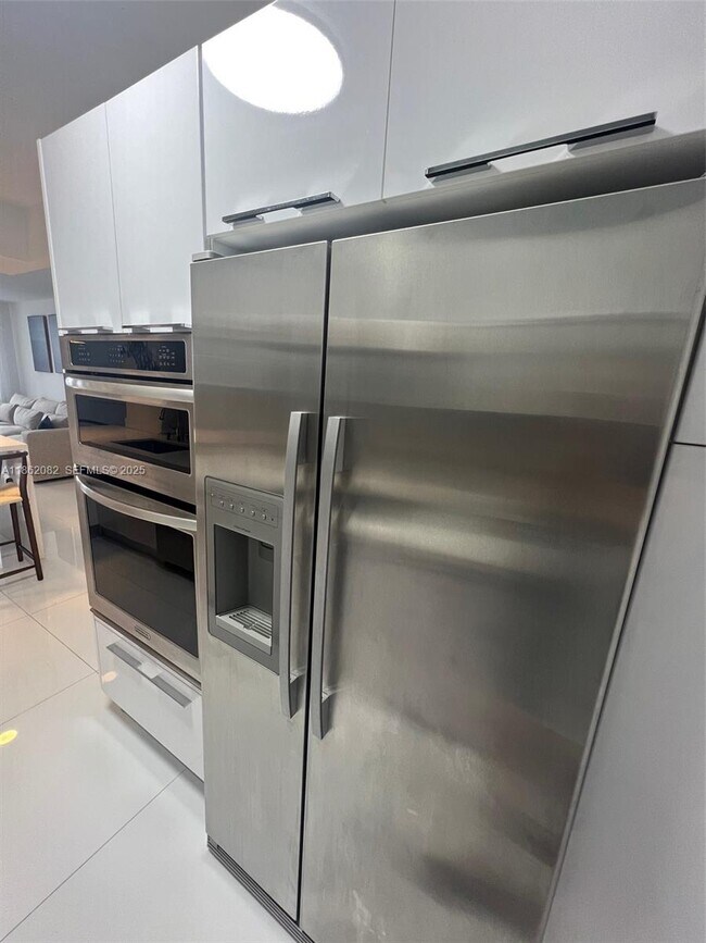 Building Photo - 100 Lincoln Rd