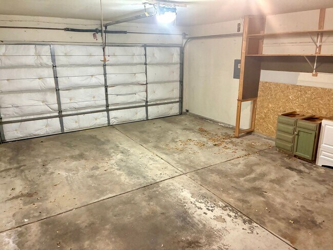 Building Photo - Beautiful open floorplan - 3 Bedroom/ 2 Ba...