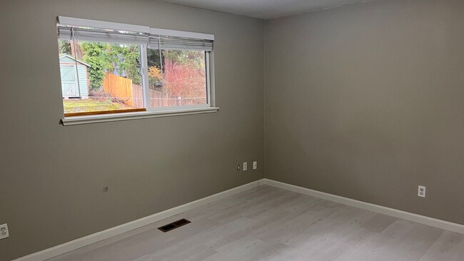 Building Photo - Eastgate Bellevue -3 Bed upper unit with l...