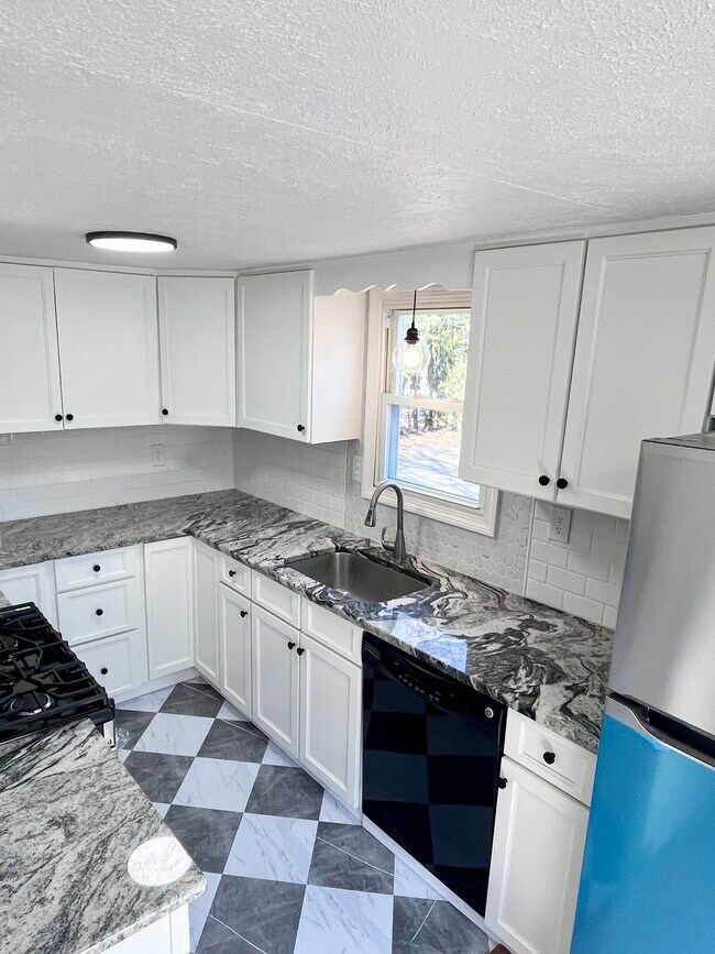 Building Photo - Cozy 2BD 1BR