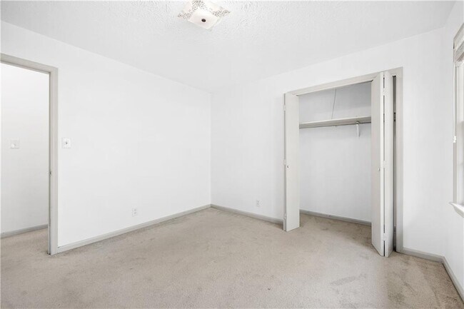 Building Photo - 4531 S Roberts Dr