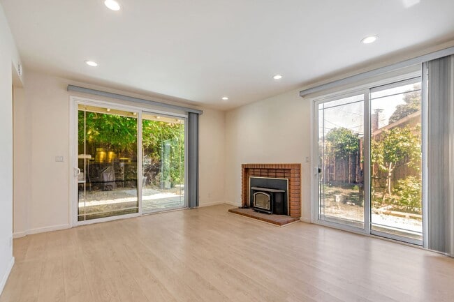 Building Photo - Spacious 4BR/2BA Home in Prime Irvington C...