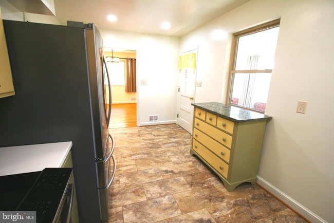 Building Photo - 10104 Towhee Ave