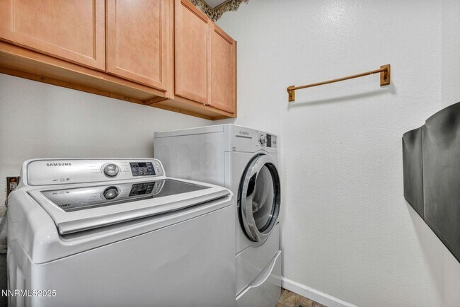 Building Photo - Great Location - Centrally Located - Quick...