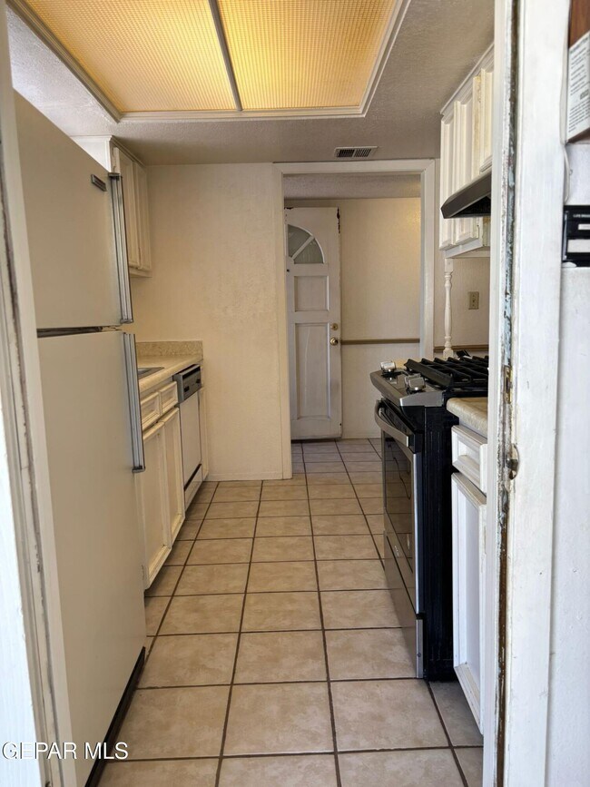 Building Photo - 1601 Common Dr