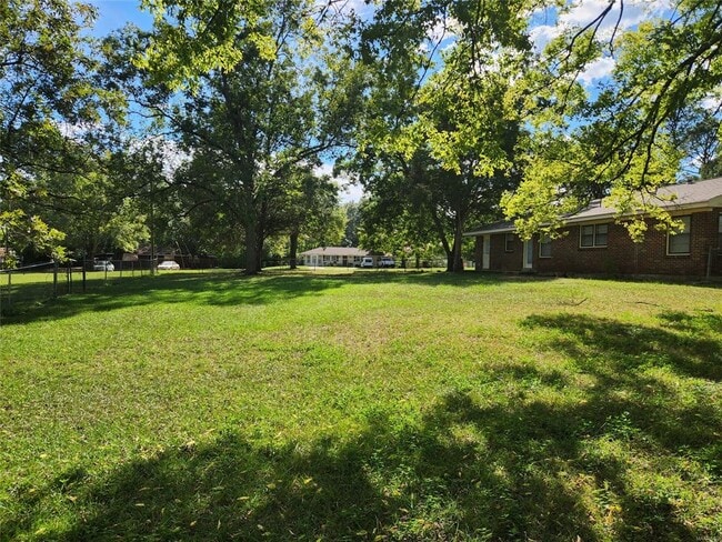 Building Photo - 606 Fairview Ave