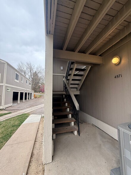 your own staircase, do not share with anyone else - 4571 S Hannibal St