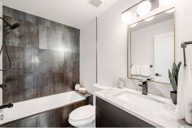 Building Photo - Designer Prospector Townhome