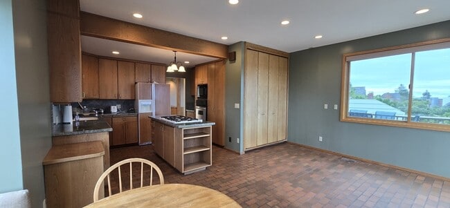 Building Photo - 3033 W Viewmont Wy W