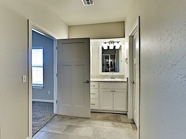 Building Photo - Very Nice 3 Bedroom 2 Bath Home in Yukon S...