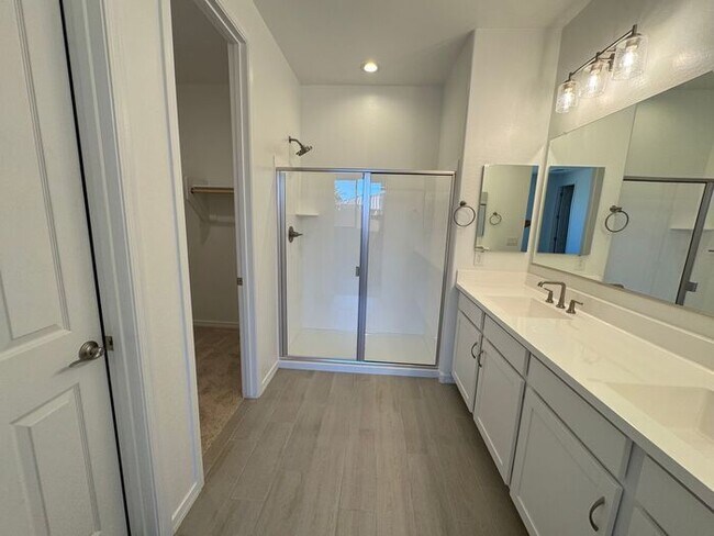 Building Photo - NEW 5 Bedroom 3 bathroom home in Surprise!