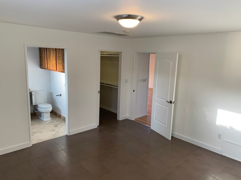 Room 2 with bathroom inside and huge shower - 4635 Lindblade Dr