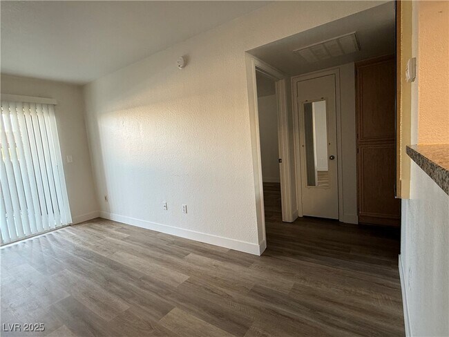 Building Photo - 8070 W Russell Rd