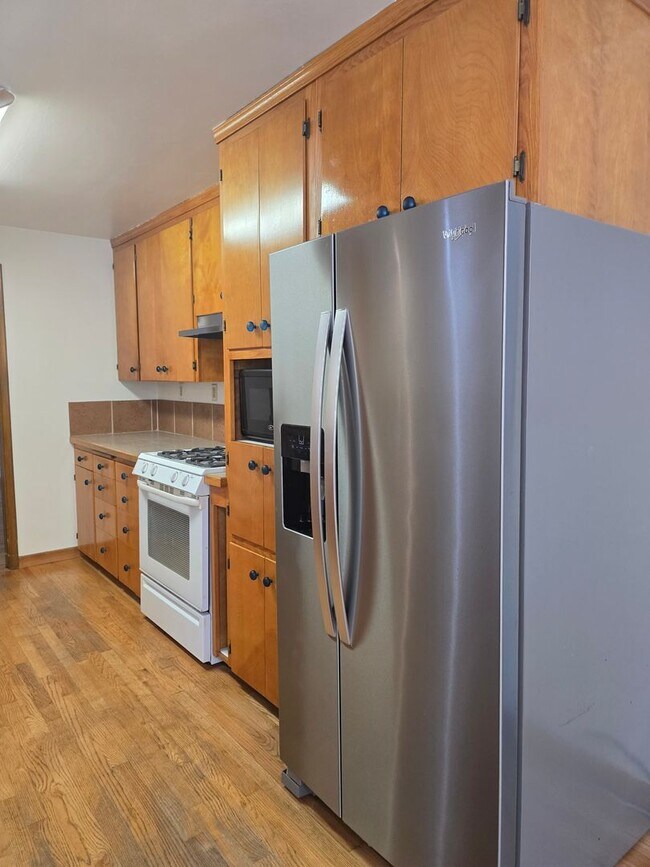 Building Photo - Spacious North Tacoma Rambler