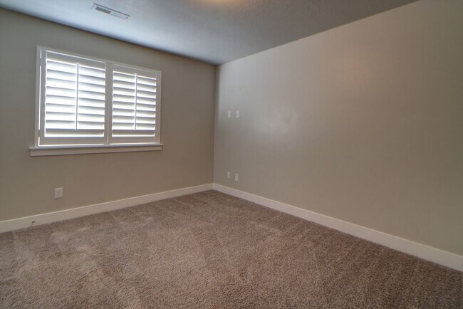 Building Photo - Pet friendly Herriman Townhome