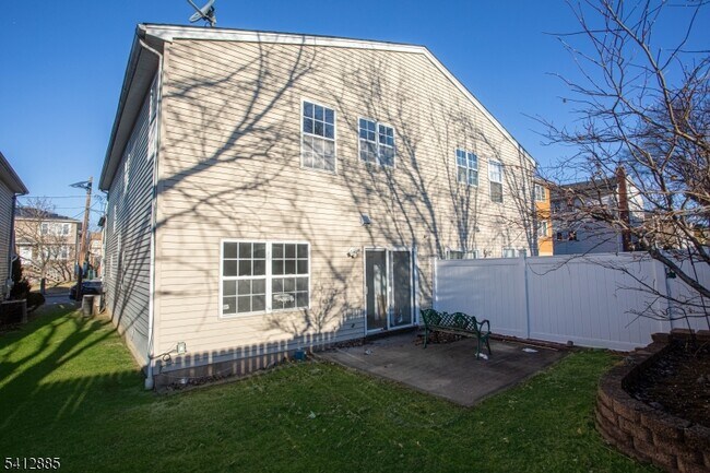 Building Photo - 267 Perry Ave